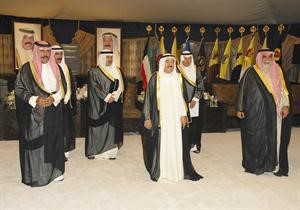 صاحب السمو الامير وسمو ولي العهد في نادي ضباط الجيش بحضور الشيخ احمد الخالد والشيخ خالد العبدالله والشيخ سعود الفيصل والسفير احمد فهد الفهد﻿