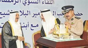الشيخ احمد الحمود يقدم هدية تذكارية لصاحب السمو الامير﻿