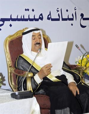 صاحب السمو الامير يلقي كلمته خلال زيارته نادي ضباط الشرطة﻿