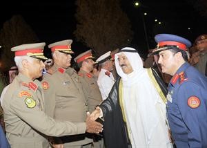 صاحب السمو الامير يصافح كبار قادة الجيش﻿