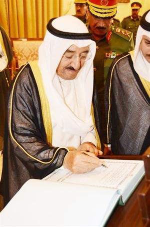 صاحب السمو الامير يسجل كلمة في سجل نادي ضباط الحرس﻿