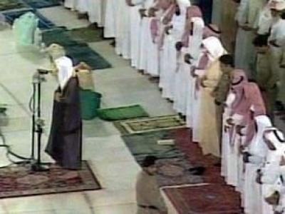 اعتقال كل من يحجز الصف الأول بالحرمين «عنوة».. ومصادرة سجادة الصلاة الخاصة به