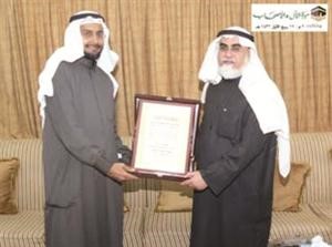الخرافي يكرم دالحجي

