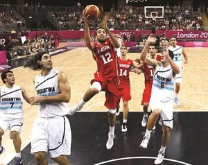 محاولة للتسجيل من منتخب تونس في سلة الارجنتين رويترز 