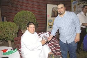 موظف البنك مع احد نزلاء مركز متلازمة الداون﻿