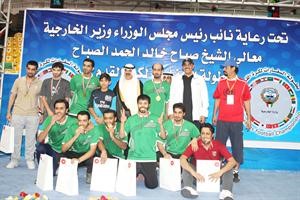 نائب رئيس الوزراء ووزير الخارجية الشيخ صباح الخالد والشيخ علي الخالد وخالد الجارالله مع الفريق السعودي البطل
