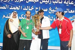 راعي الدورة الشيخ صباح الخالد والجارالله والخالد يسلمون الكاس للفائز
