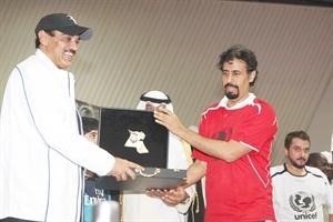 الشيخ علي الخالد يقدم درعا تذكارية لراعي الدورة
