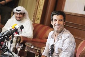 النجم البرتغالي لويس فيغو يبتسم اثناء اجابته على اسئلة الصحافيين والى جانبه خالد الروضان