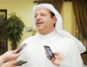 خالد الكندري متحدثا الى الصحافيين