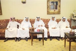 عدد من الحضور

