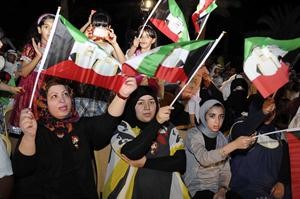 علم الكويت وصور الشهداء في الاعلى﻿