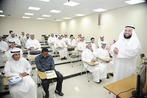 دجاسم الحمدان مع الطلبة خلال المحاضرة اسامة ابوعطية