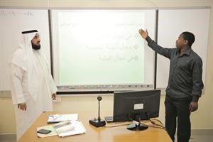 الطالب محمد الامين مشاركا دجاسم الحمدان في احدى المحاضرات