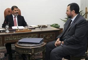 الرئيس المصري د محمد مرسي مجتمعا برئيس الحكومة د هشام قنديل قبل اعلان التشكيل الحكومي اپ
