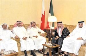 السفير الشيخ عزام الصباح خلال استقباله مسؤولي القطاعين العام والخاص بالمملكة﻿