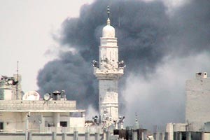 الدخان يتصاعد جراء القصف المتواصل على حي الصفصافة في حمص رويترز