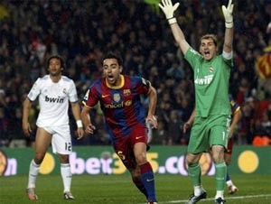 كتاب يكشف بكاء لاعبي مدريد بعد خماسية برشلونة الشهيرة.. ومورينيو طالبهم بإظهار رجولتهم بعد الكلاسيكو