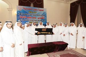 ضاري الشبو يهدي الاذينة درعا تذكارية
