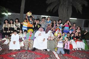 فيصل القناعي مشاركا الاطفال فرحتهم بالقرقيعان﻿