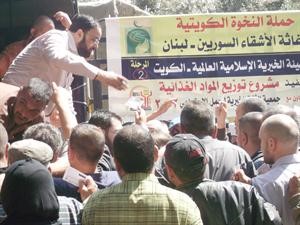 جانب من توزيع المساعدات على اللاجئين السوريين﻿