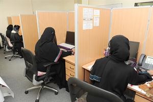 مركز الاتصال يعمل على استقبال استفسارات الجمهور

