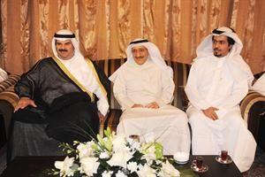 هاني حسين متوسطا الشيخ فهد سالم العلي وعبدالعزيز الشرثان