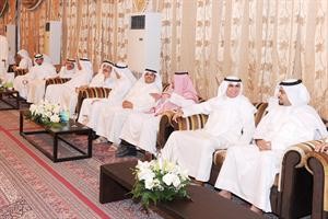 احاديث ودية بين الحضور
