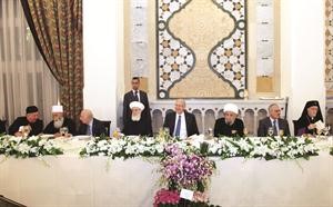 رئيس الحكومة نجيب ميقاتي متوسطا القيادات الروحية خلال افطار اقامه في السراي بمقاطعة 14 اذار محمود الطويل