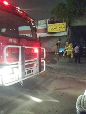 رجال الاطفاء اثناء مكافحة النيران في احد الكراجات﻿