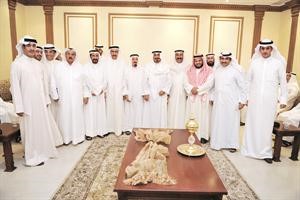 الشيخ دمحمد الصباح وعلي الهيفي ومحمد الهطلاني مع عدد من الحضور﻿