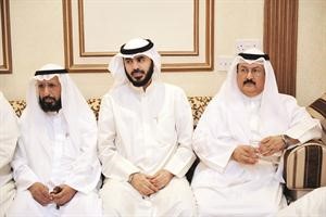 اسامة المناور مع اثنين من الحضور﻿