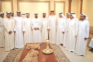 الشيخ دمحمد الصباح مع عدد من الحضور ويبدو ناصر الهيفي﻿