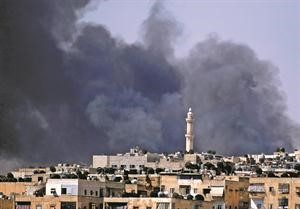 اعمدة الدخان تتصاعد جراء القصف العنيف لحي صلاح الدين في حلب 
