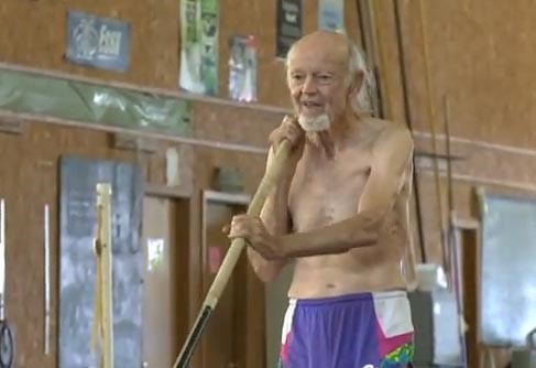 بالفيديو.. رجل عمره 90 عامًا يفقز بالزانة ويحطم رقمه الشخصي