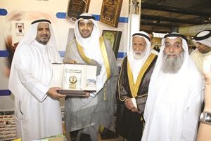تكريم الرومي لوزير الاعلام في معرض الكتاب
