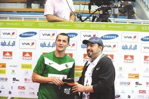الشيخ طلال الفهد يسلم جائزة افضل لاعب﻿