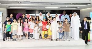 الشيخ امير المالك الصباح والشيخ نمر المالك الصباح مع عدد من الاطفال