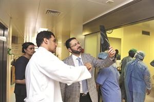 دهشام بورزق طلب اثناء اللقاء لمعاينة احدى الحالات بالمركز