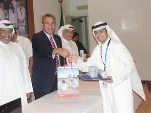 جمال عتال مقدما هدية لاحد المشاركين في الدورة﻿