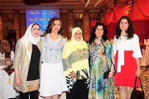 نجلاء النقي ونجلتها مع جانب من الحضور اثناء الغبقة﻿