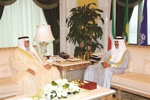 سمو ولي العهد خلال لقائه الشيخ احمد الخالد﻿