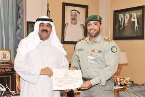 الشيخ مشعل الاحمد مكرما المقدم احمد الدعي﻿