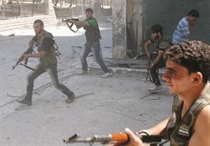 مقاتلو الجيش الحر خلال اشتباكهم مع القوات النظامية في حي صلاح الدين بحلب