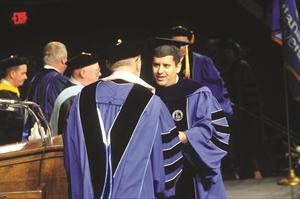 في حفل حصوله على الدكتوراه اثناء تعريفه في جامعة انديانا للمشاركين برمضان
