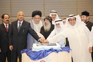 السفير عبدالكريم سليمان والسيد محمد المهري يشاركان الانبا بيجول قطع كيكة الاحتفال