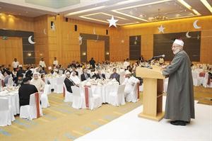 الشيخ حسين الازهري ملقيا كلمته
