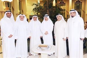 ومسلم البراك يتوسط مسؤولي وضيوف الجمعية﻿