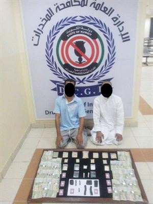 المتهمان وامامهما المخدرات المطلوبة﻿