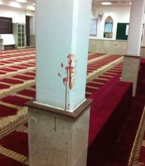 احد اعمدة المسجد وتبدو عليها دماء المؤذن﻿